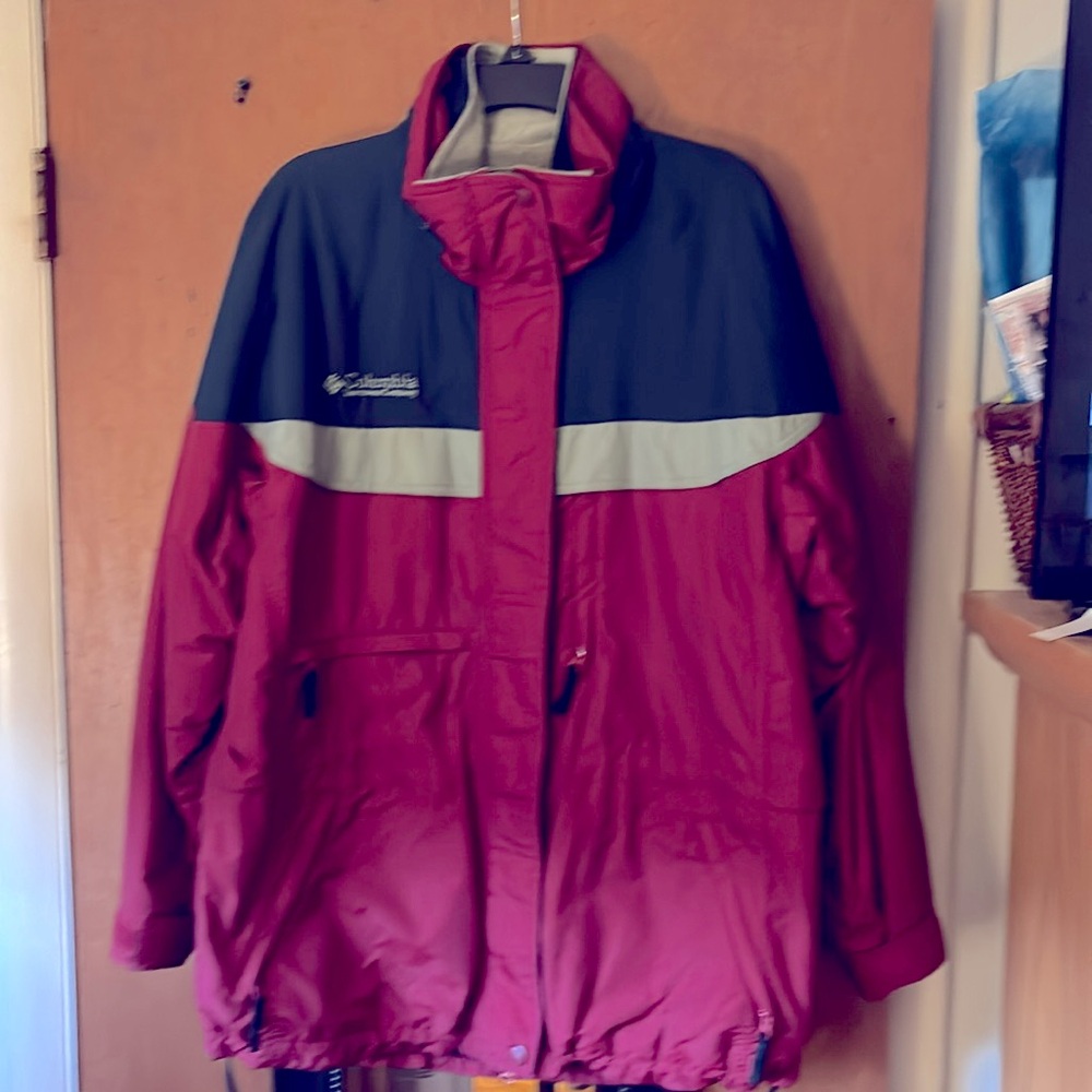 Women’s Columbia jacket maroon w/navyblue liner can be zipped out fleeced lining